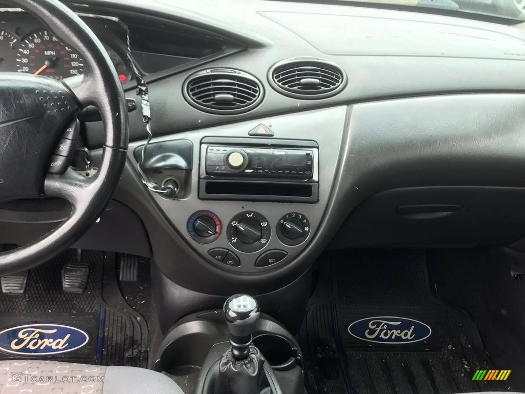 2001 Ford Focus ZX3 Coupe Controls Photos