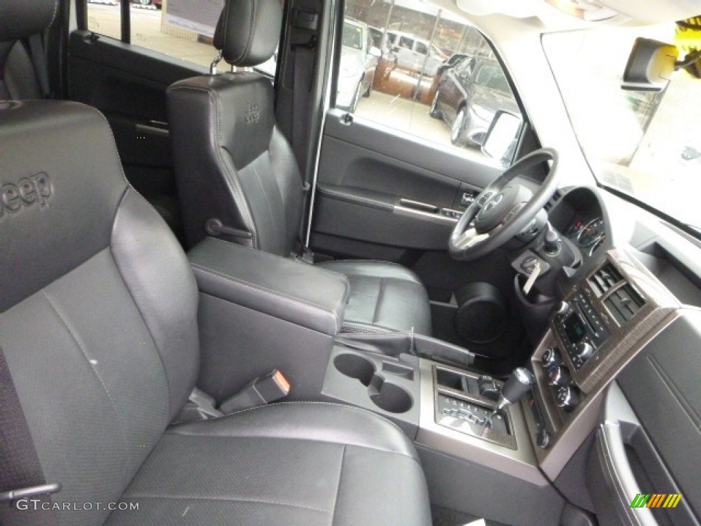 2012 Liberty Jet 4x4 - Bright White / Dark Slate Gray photo #5