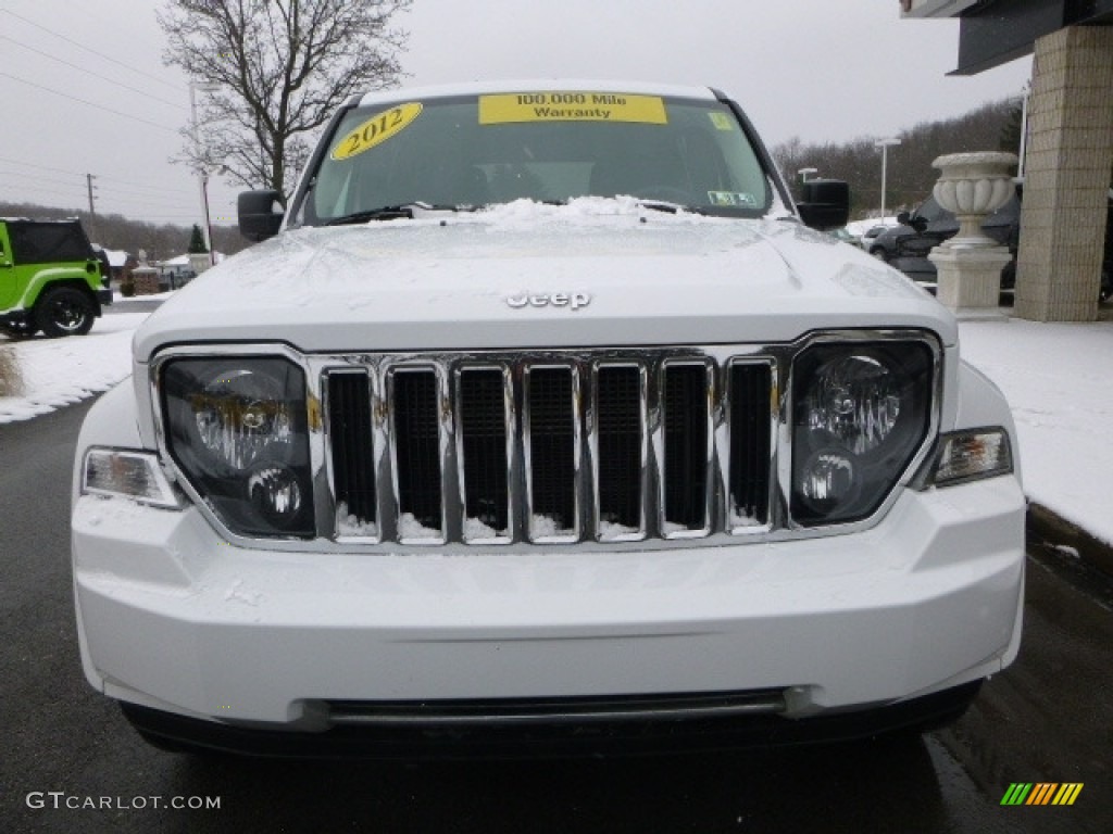 2012 Liberty Jet 4x4 - Bright White / Dark Slate Gray photo #9