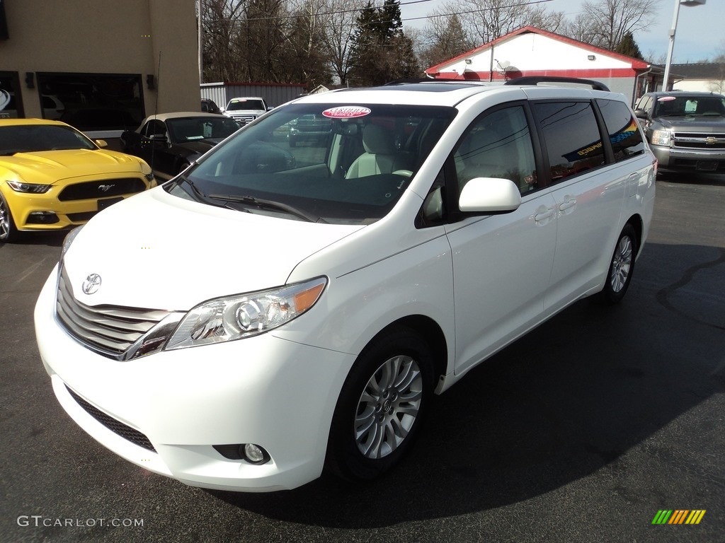 2013 Sienna XLE - Super White / Light Gray photo #2