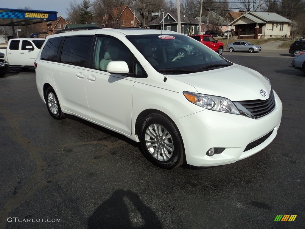 2013 Sienna XLE - Super White / Light Gray photo #5