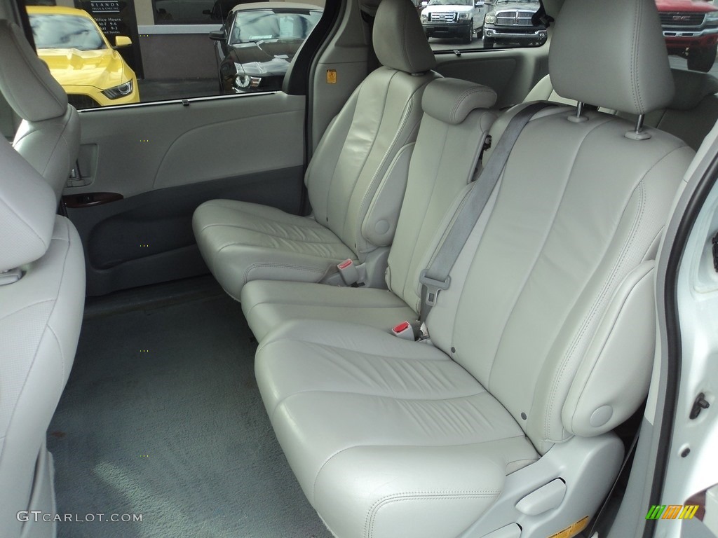 2013 Sienna XLE - Super White / Light Gray photo #8