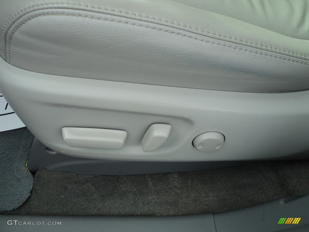 2013 Sienna XLE - Super White / Light Gray photo #10