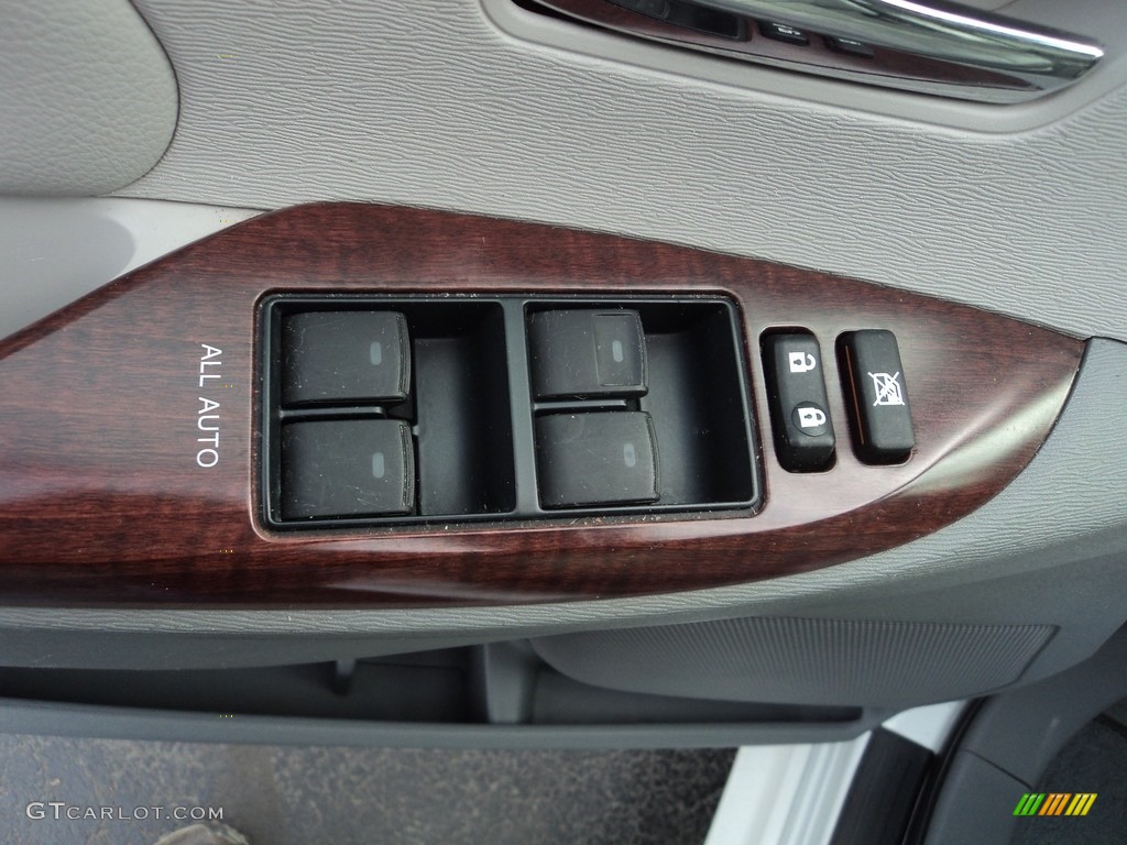 2013 Sienna XLE - Super White / Light Gray photo #11