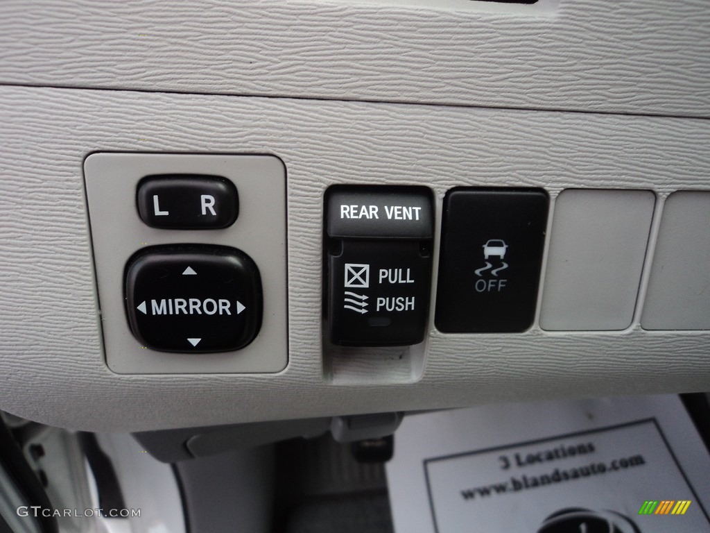 2013 Sienna XLE - Super White / Light Gray photo #12