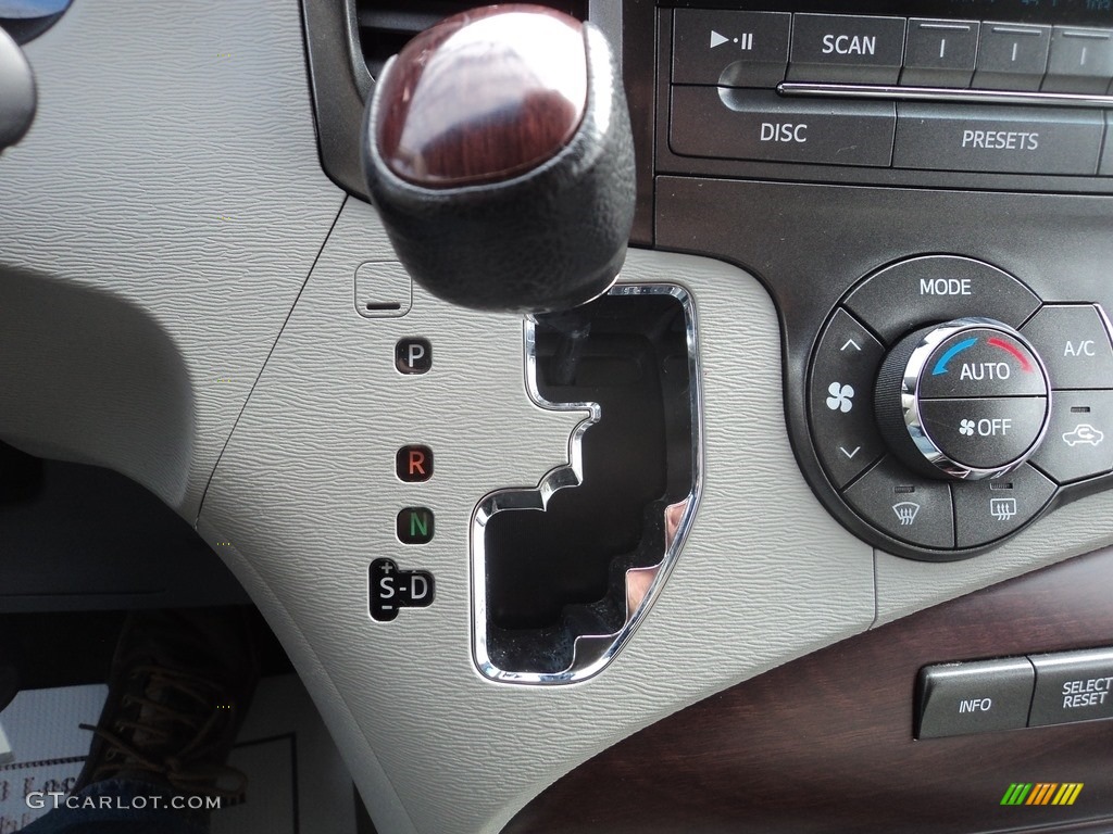 2013 Sienna XLE - Super White / Light Gray photo #22