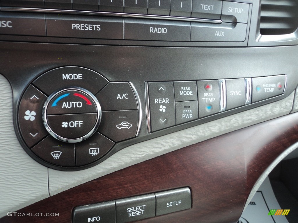 2013 Sienna XLE - Super White / Light Gray photo #23