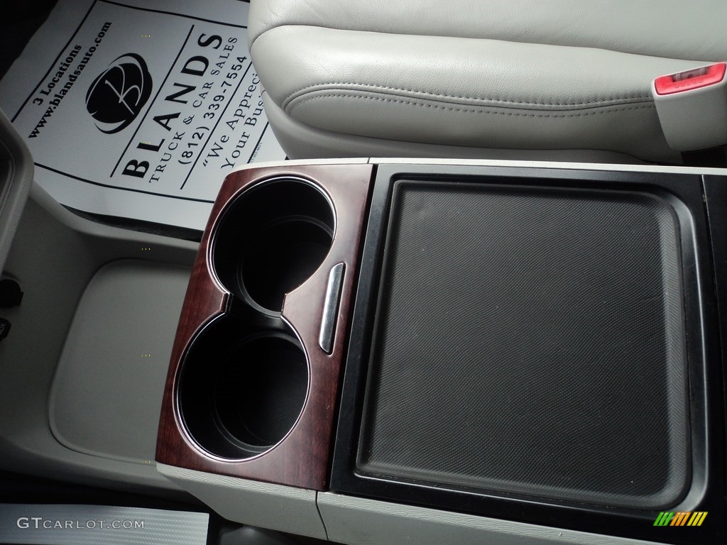 2013 Sienna XLE - Super White / Light Gray photo #25