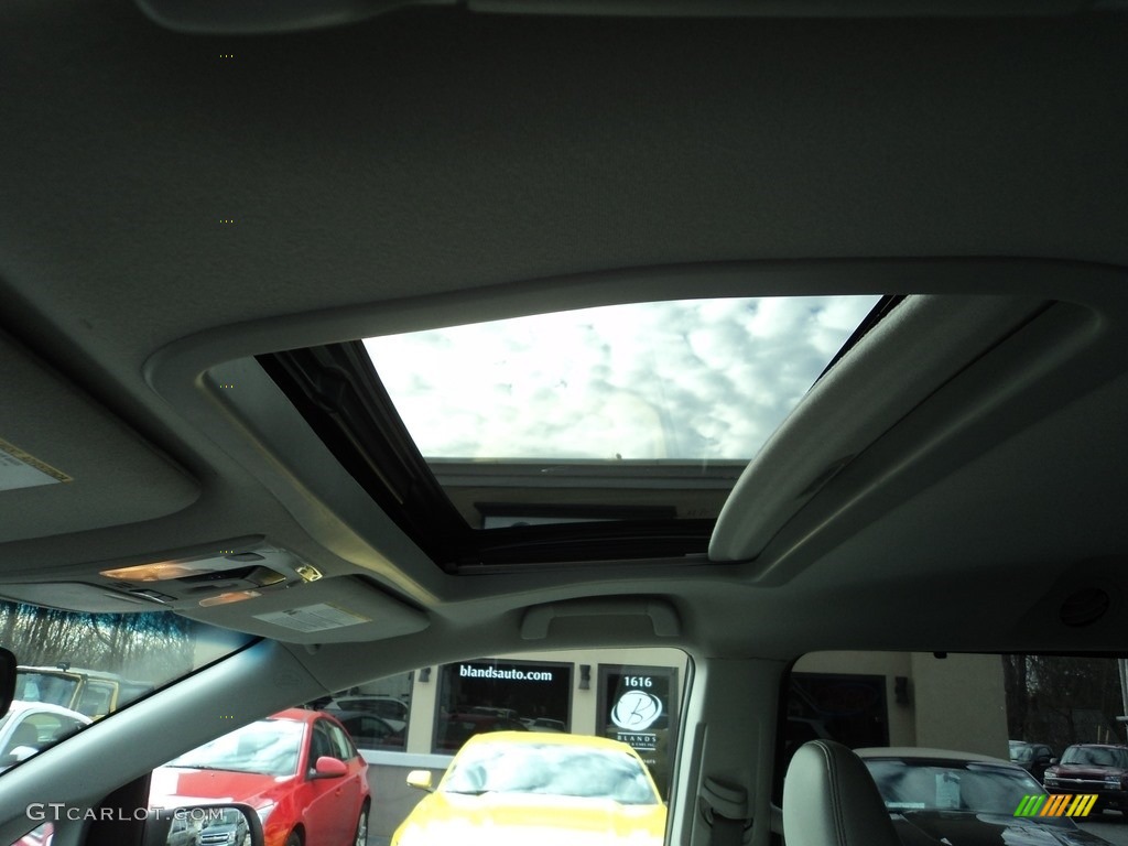 2013 Sienna XLE - Super White / Light Gray photo #27