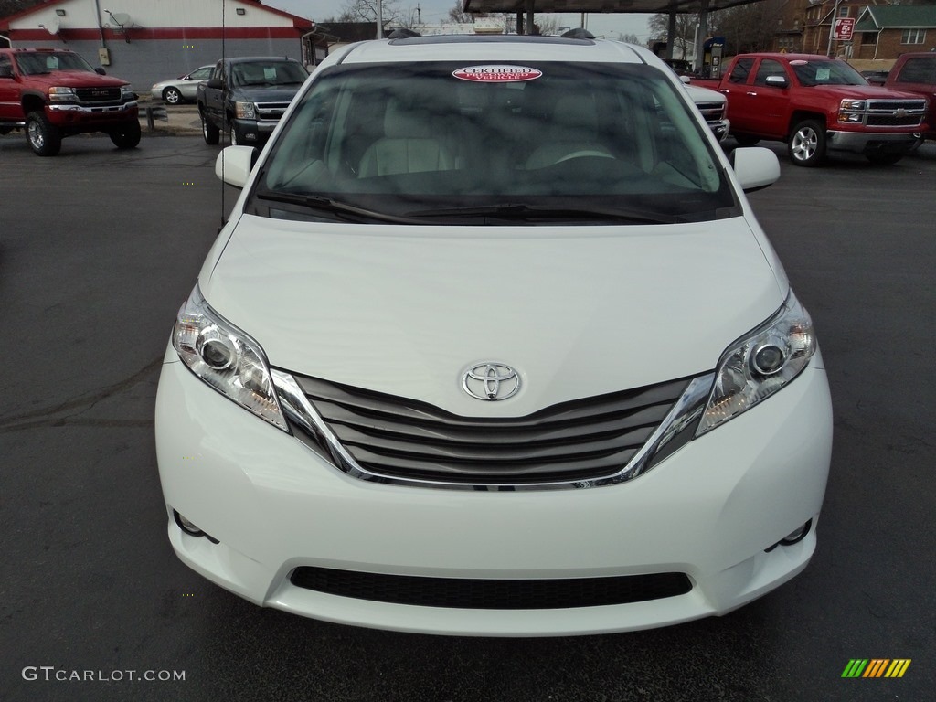 2013 Sienna XLE - Super White / Light Gray photo #28