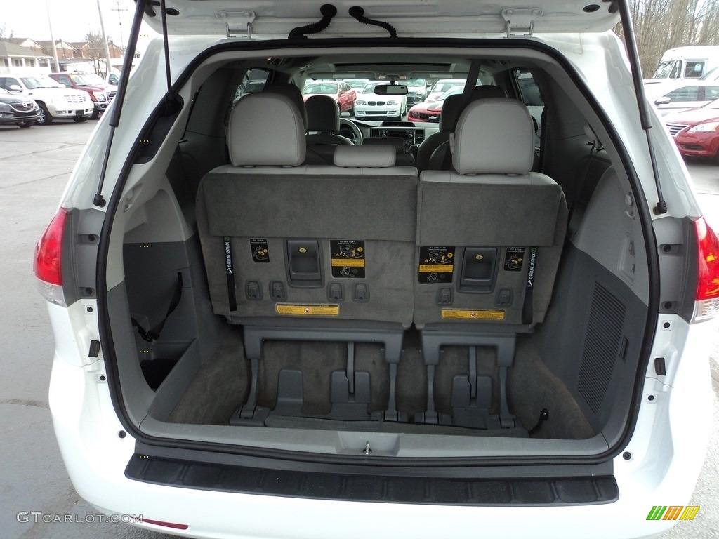 2013 Sienna XLE - Super White / Light Gray photo #30
