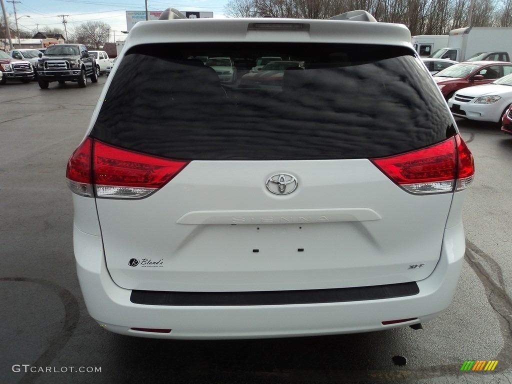 2013 Sienna XLE - Super White / Light Gray photo #31