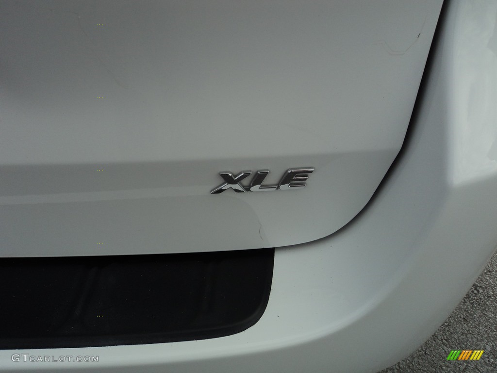 2013 Sienna XLE - Super White / Light Gray photo #32