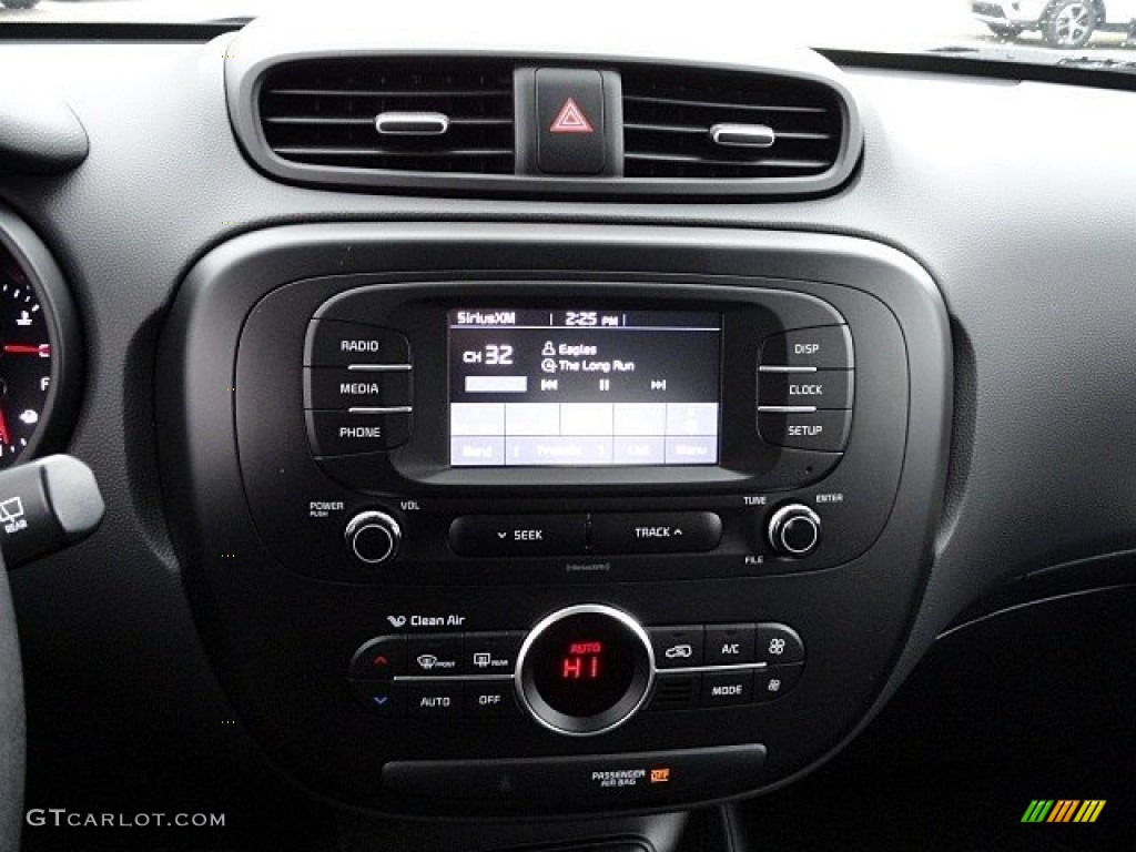 2017 Kia Soul + Controls Photo #118761590
