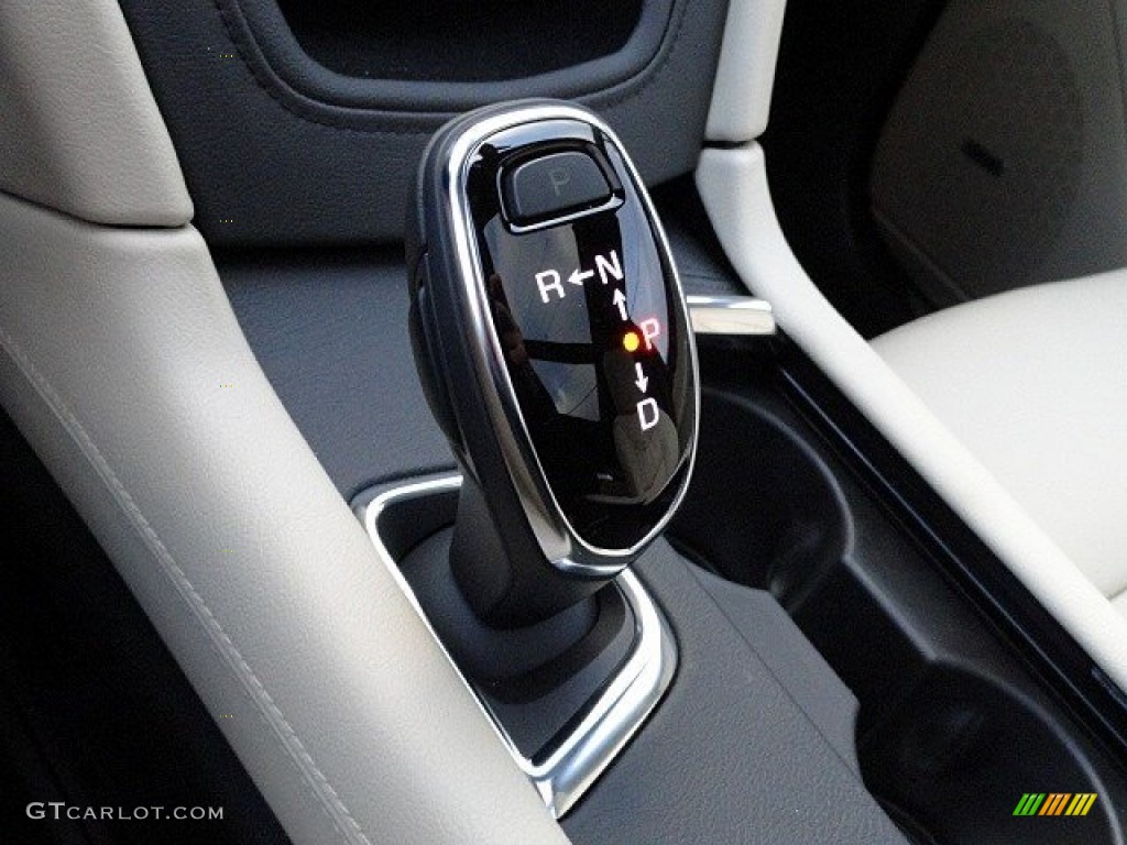 2017 Cadillac XT5 Premium Luxury Transmission Photos