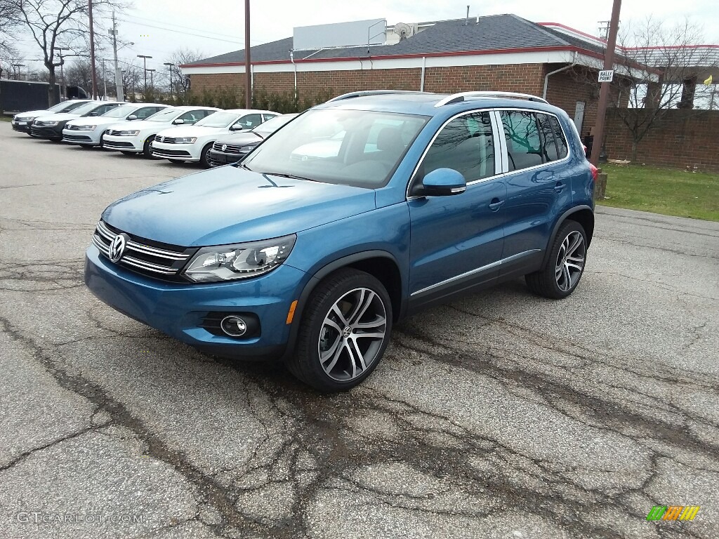 2017 Volkswagen Tiguan SEL 4MOTION Exterior Photos