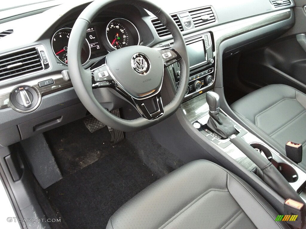 Titan Black Interior 2017 Volkswagen Passat SE Sedan Photo #118828600