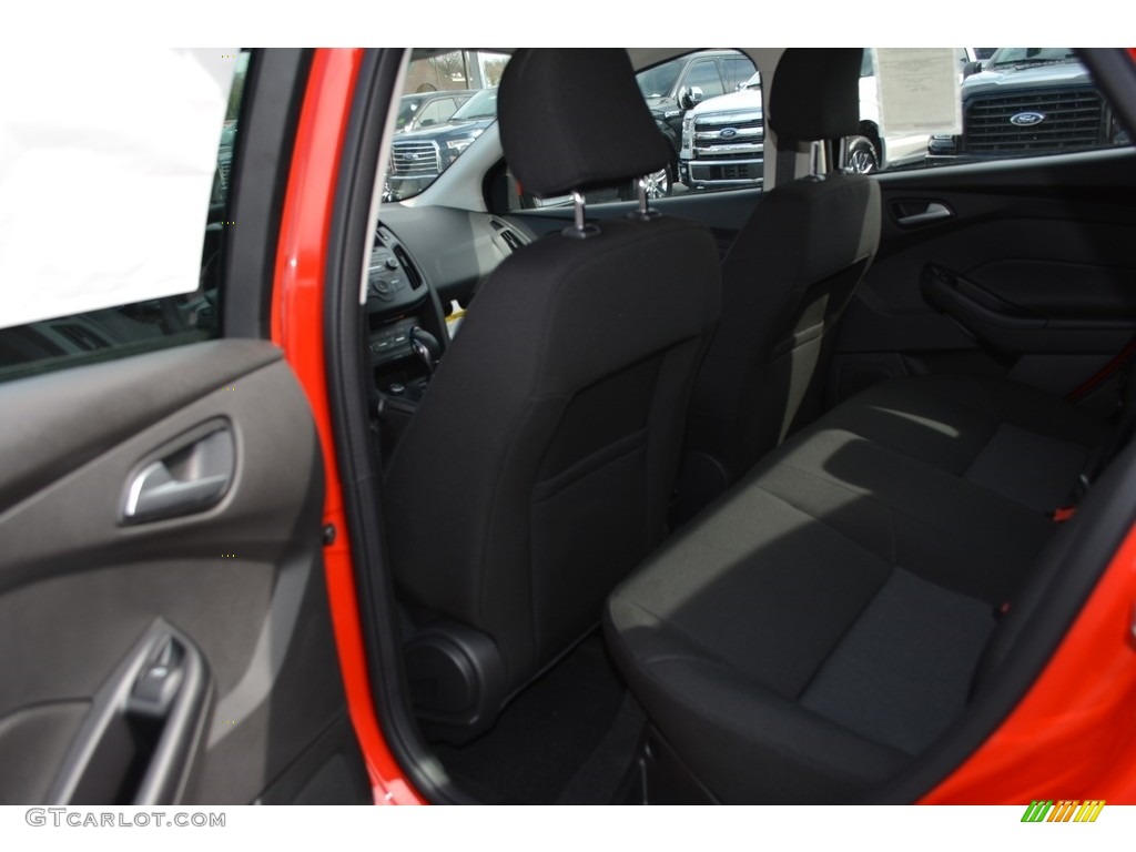 2017 Focus SE Sedan - Race Red / Charcoal Black photo #8