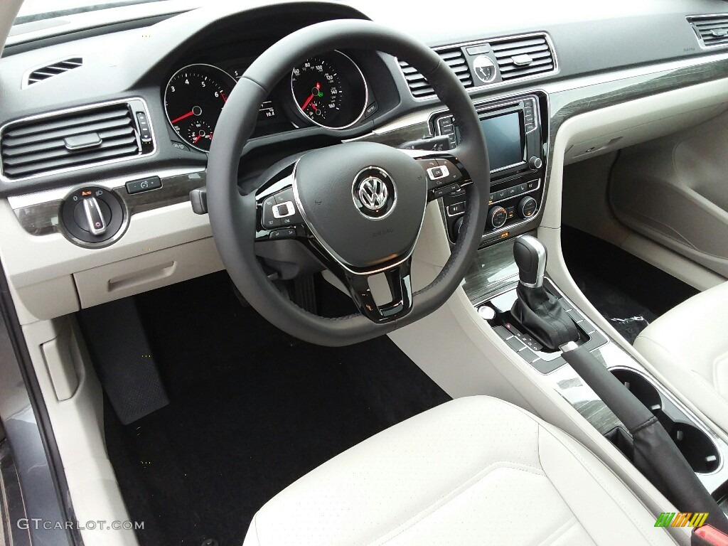 Moonrock Gray Interior 2017 Volkswagen Passat SE Sedan Photo #118829233