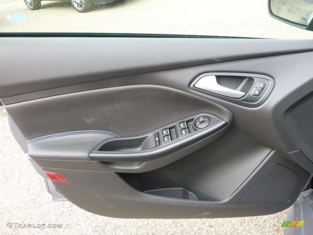 2017 Ford Focus RS Hatch Door Panel Photos