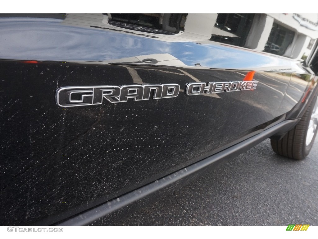 2017 Grand Cherokee Laredo - Diamond Black Crystal Pearl / Black photo #13