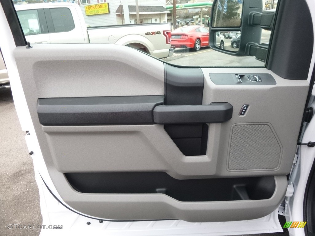 2017 Ford F550 Super Duty XL Regular Cab 4x4 Chassis Medium Earth Gray Door Panel Photo #118880344