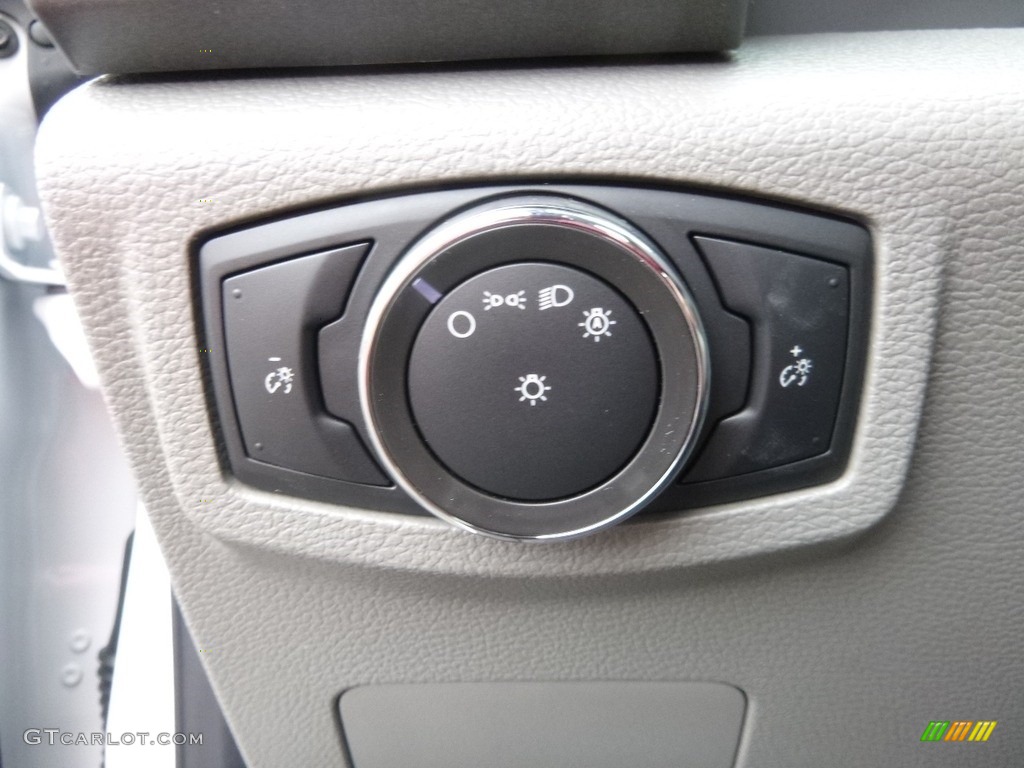 2017 Ford F550 Super Duty XL Regular Cab 4x4 Chassis Controls Photo #118880404