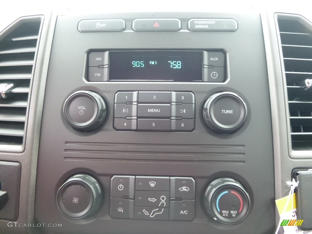 2017 Ford F550 Super Duty XL Regular Cab 4x4 Chassis Controls Photo #118880509