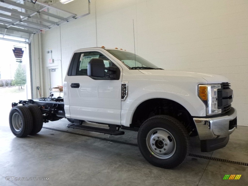 2017 F350 Super Duty XL Regular Cab 4x4 - Oxford White / Medium Earth Gray photo #1