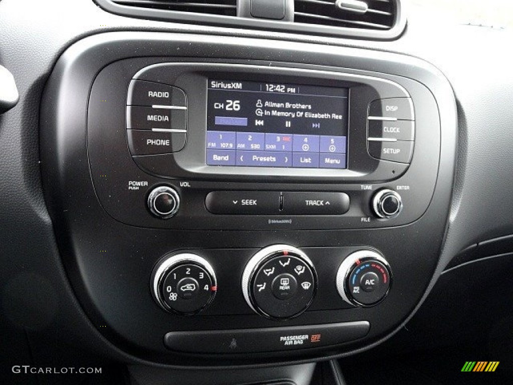2017 Kia Soul Standard Soul Model Controls Photo #118892455