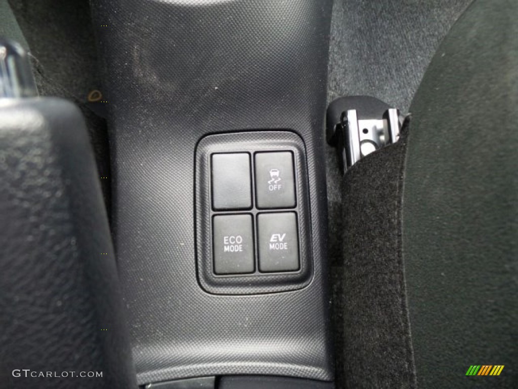 2017 Toyota Prius c Two Controls Photos