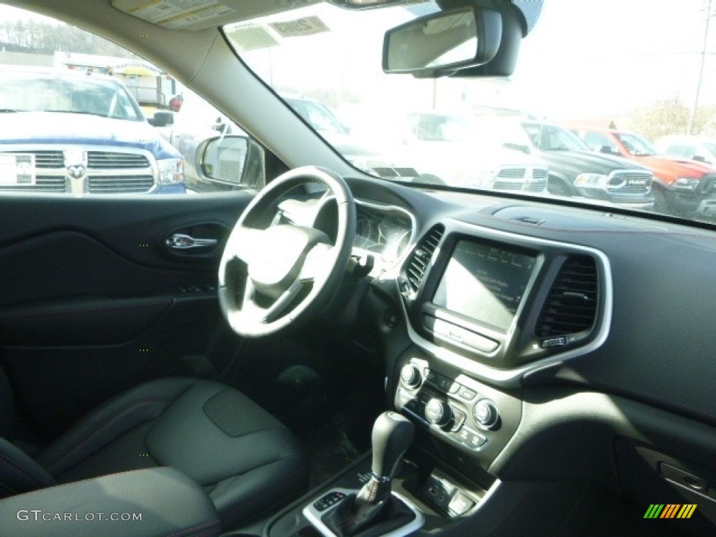 2017 Cherokee Trailhawk 4x4 - Bright White / Black photo #10