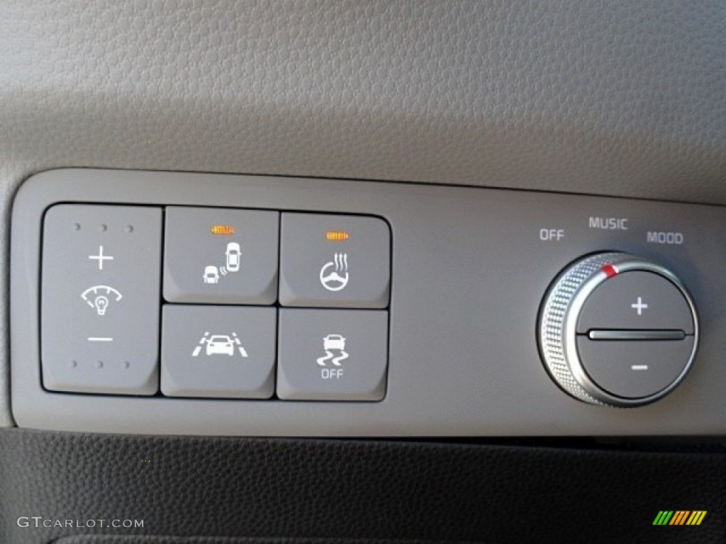 2017 Kia Soul + Controls Photo #118932574