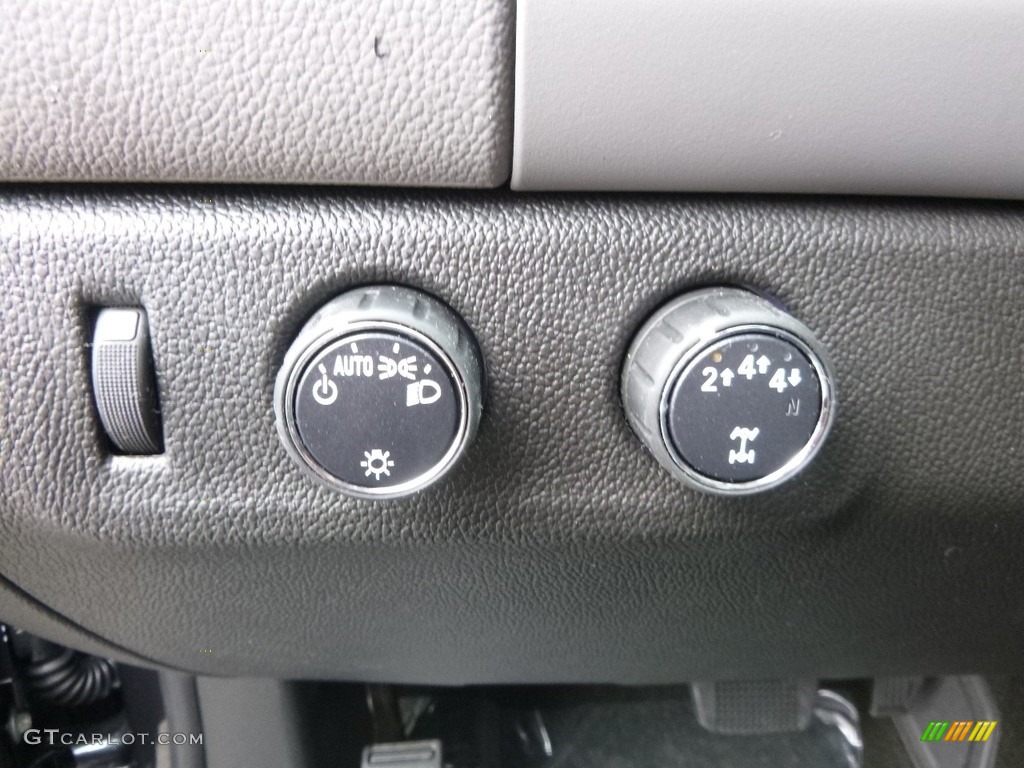 2017 Chevrolet Colorado WT Extended Cab 4x4 Controls Photo #118980993