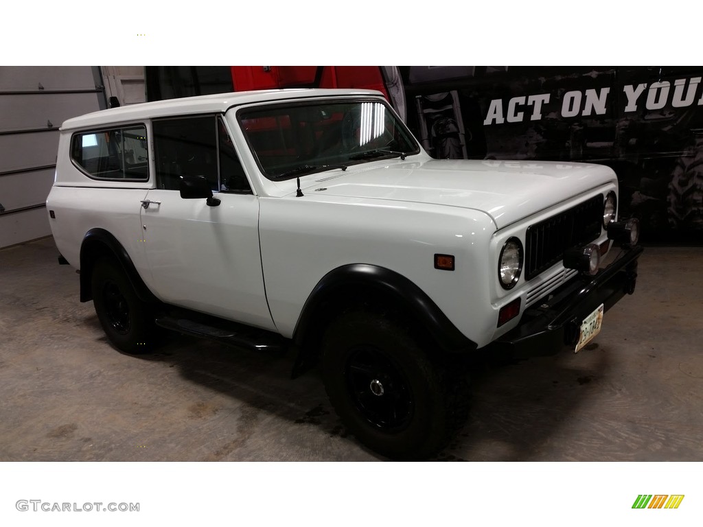 1976 Scout II Traveler 4x4 - White / Black photo #2