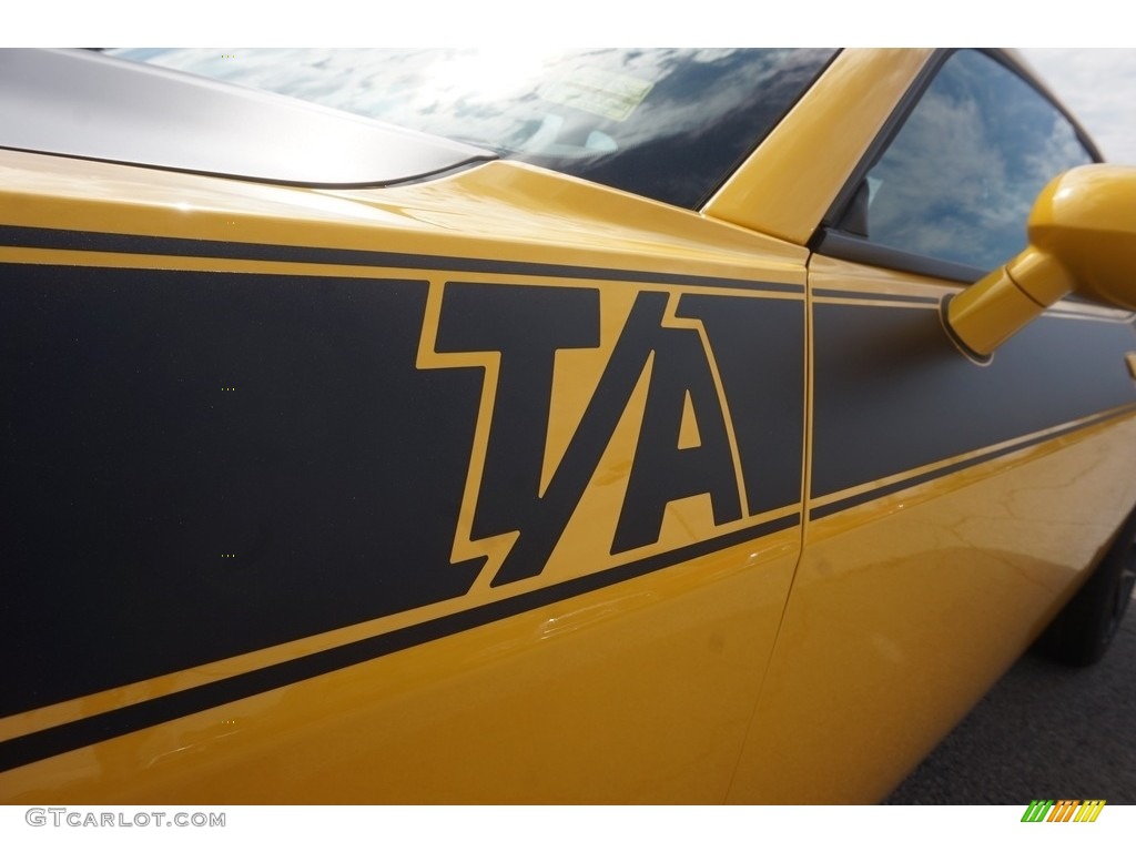 2017 Dodge Challenger T/A Marks and Logos Photo #119010516