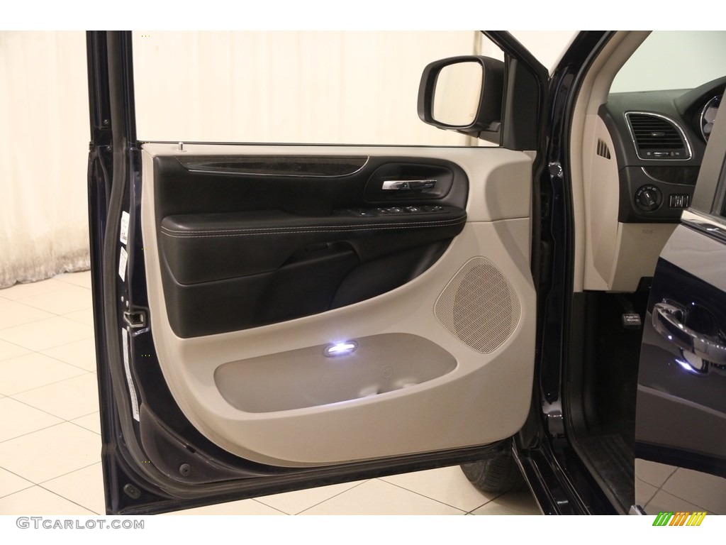 2016 Town & Country Touring - True Blue Pearl / Black/Light Graystone photo #4