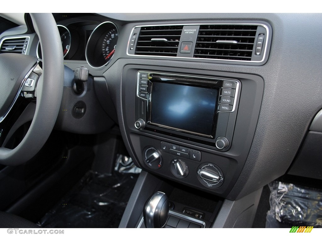 2016 Volkswagen Jetta SE Controls Photos