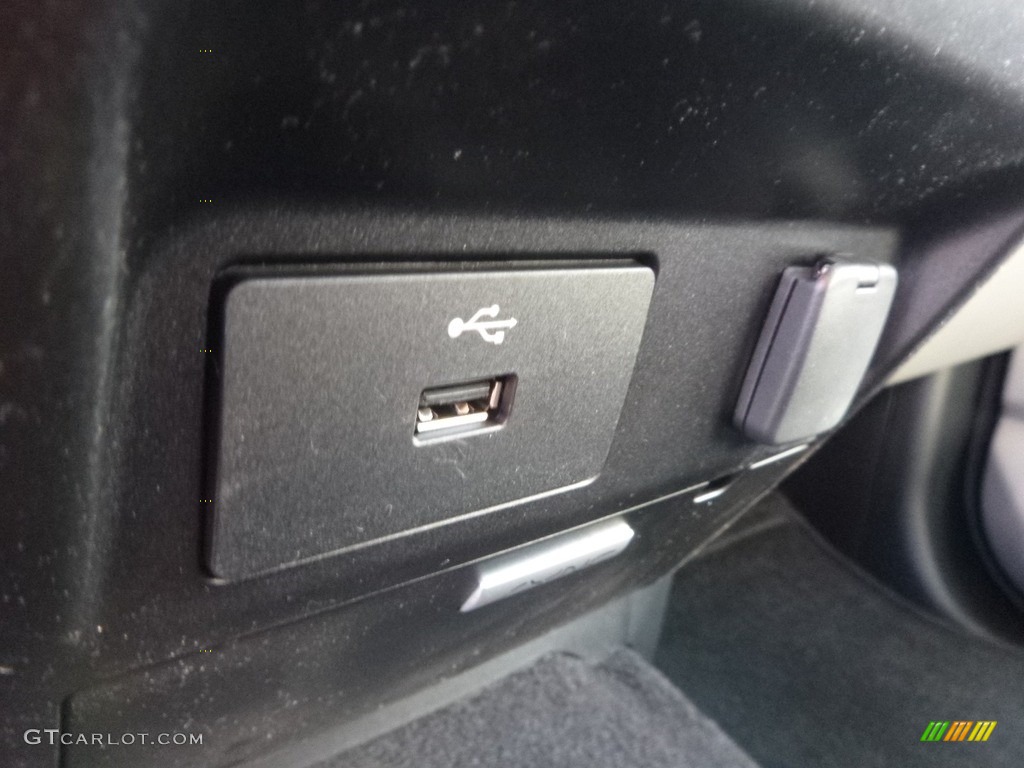 2017 F150 XLT SuperCrew 4x4 - Oxford White / Earth Gray photo #19