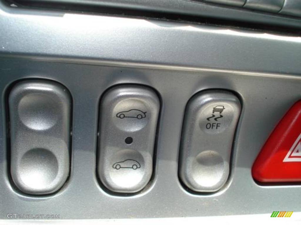 2005 Chrysler Crossfire Coupe Controls Photo #11908803