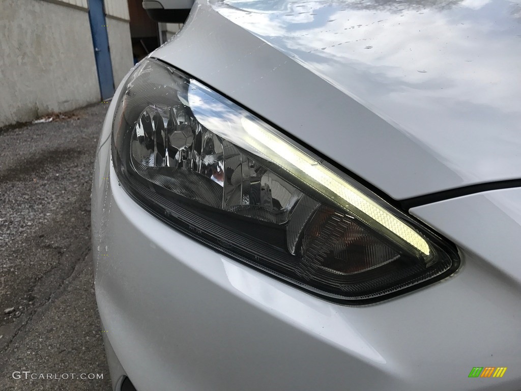 2017 Focus ST Hatch - Oxford White / Charcoal Black photo #3