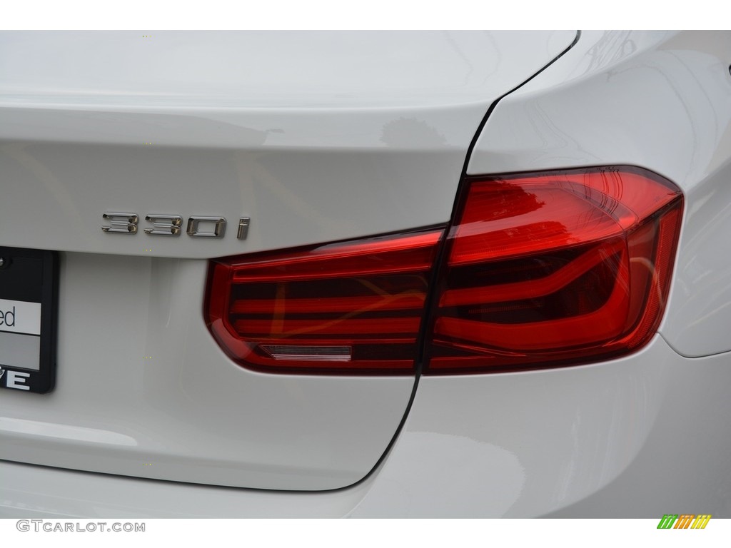 2017 3 Series 330i xDrive Sedan - Alpine White / Black photo #23