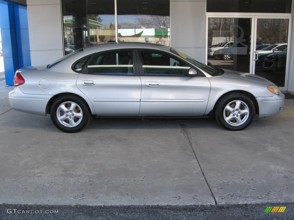 2004 Taurus SE Sedan - Silver Frost Metallic / Medium Graphite photo #2