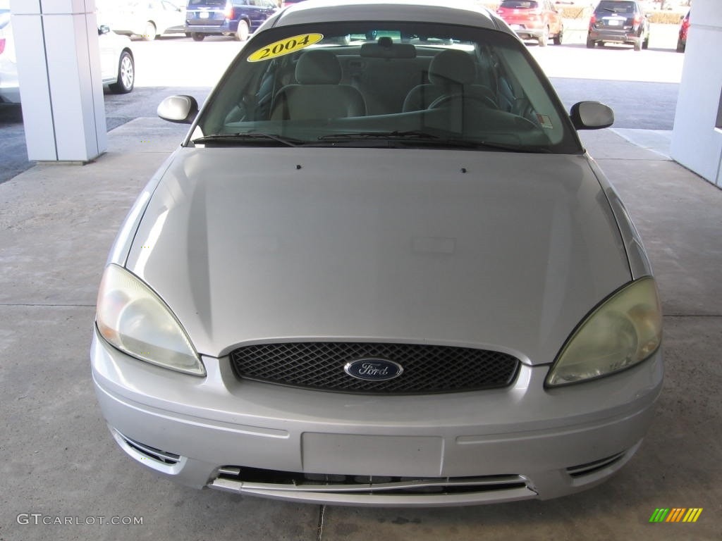 2004 Taurus SE Sedan - Silver Frost Metallic / Medium Graphite photo #20