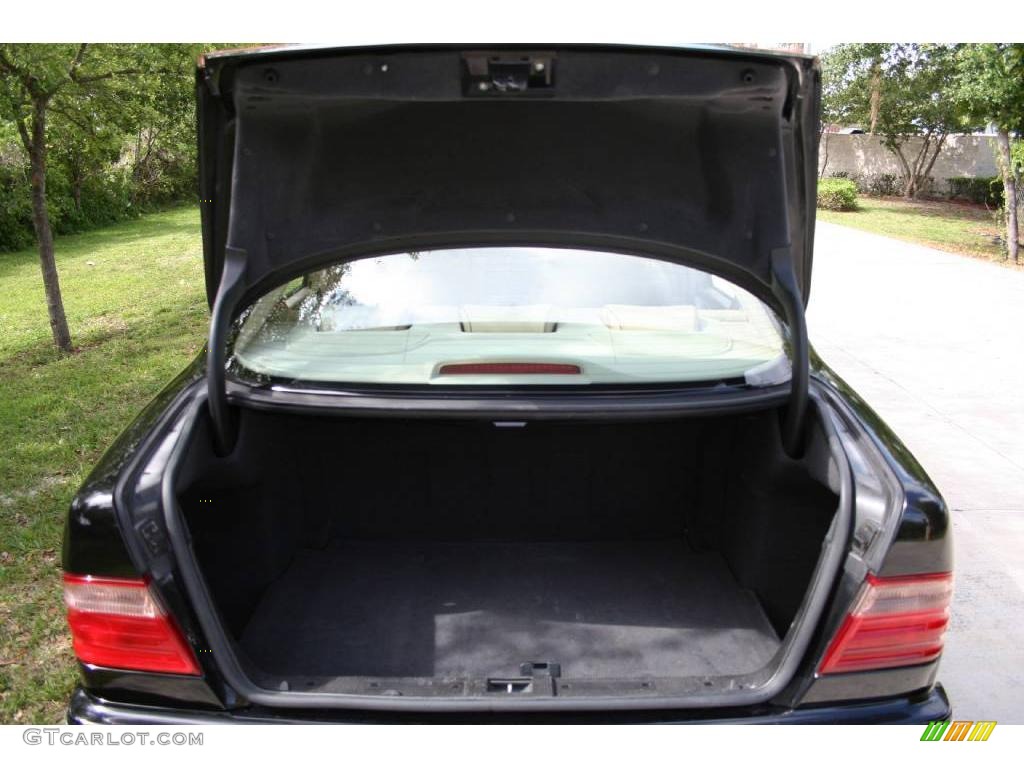 2002 Mercedes-Benz E 320 Sedan Trunk Photo #11921212