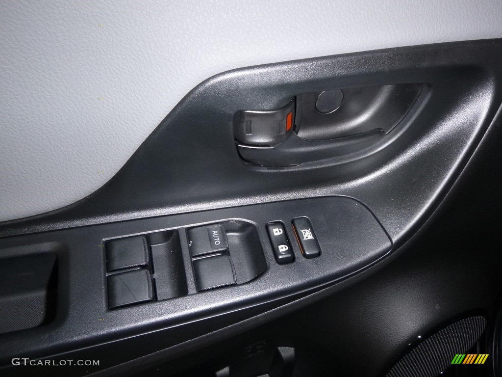 2016 Yaris 5-Door L - Black Sand Pearl / Black photo #10