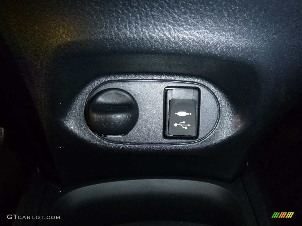 2016 Yaris 5-Door L - Black Sand Pearl / Black photo #13