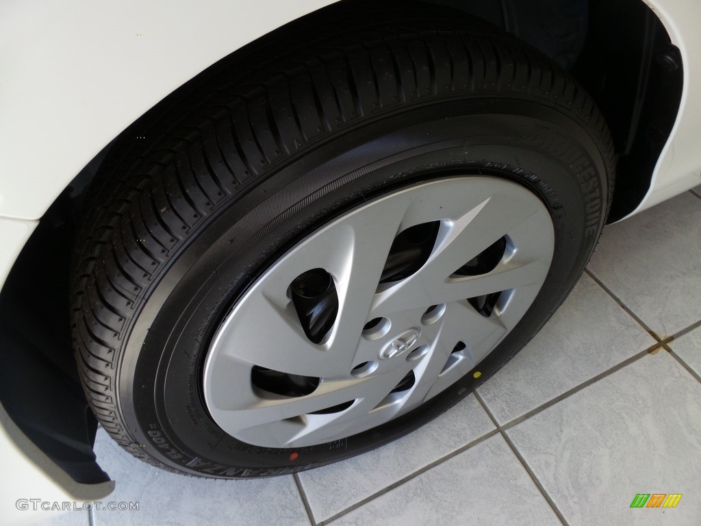 2016 Prius c Three - Super White / Black photo #5