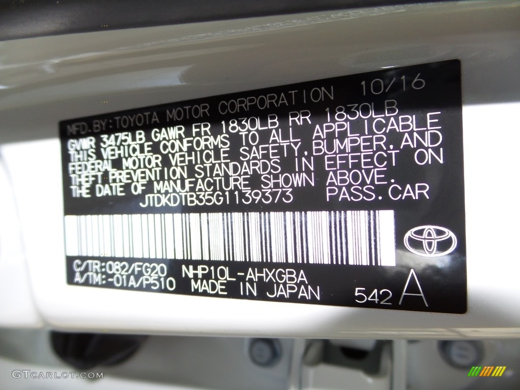 2016 Prius c Three - Super White / Black photo #15