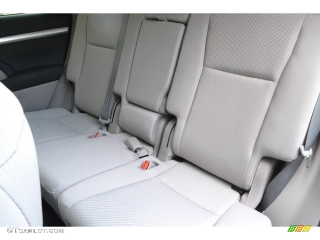 2017 Toyota Highlander Hybrid LE AWD Rear Seat Photo #119264122